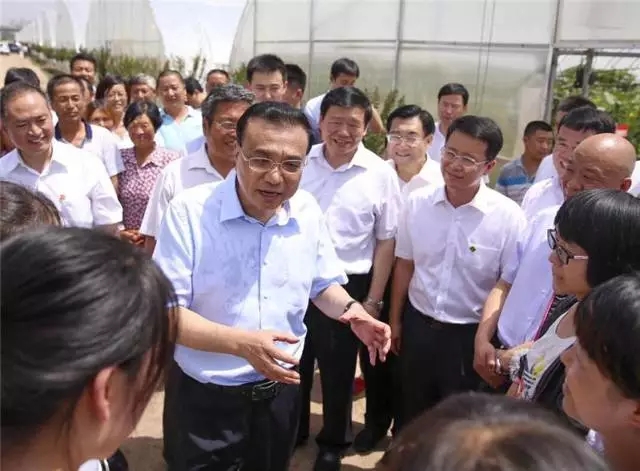 李克強(qiáng)總理冒酷暑考察陜西羊乳產(chǎn)業(yè)鏈，精準(zhǔn)扶貧項(xiàng)目